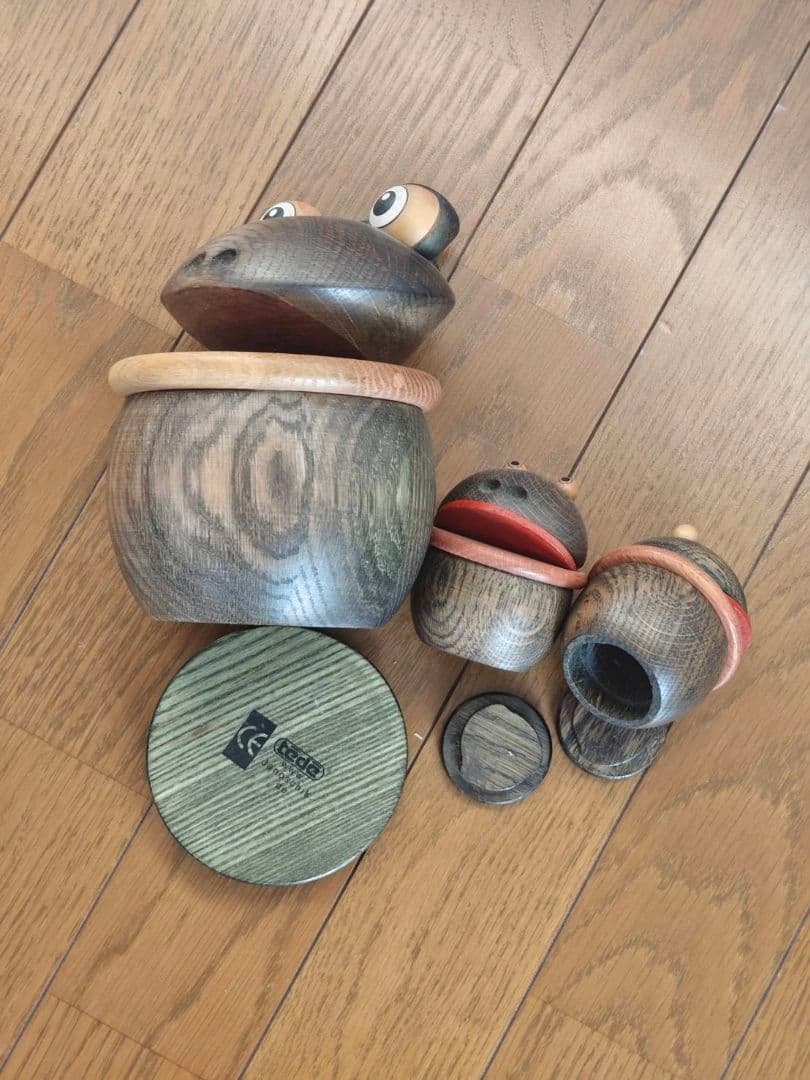 木製カエルの貯金箱と置物