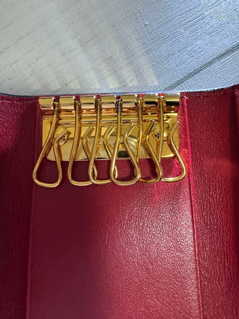 ネギラー油PRADA レア✨レザー キーケース6連/ブラック×レッド