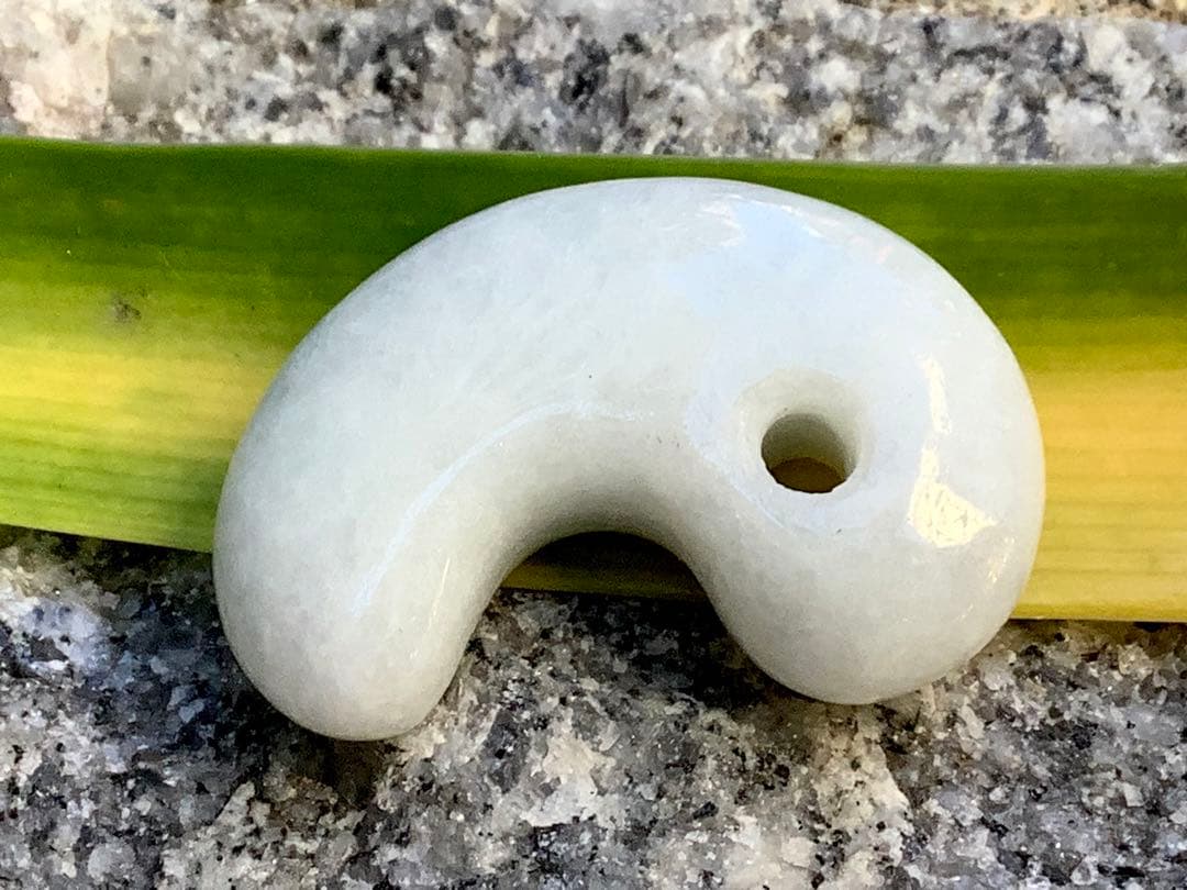 1点限り‼️本物ジェダイト糸魚川翡翠勾玉　氷の世界へアイスジェイド鑑定機関鑑別書付