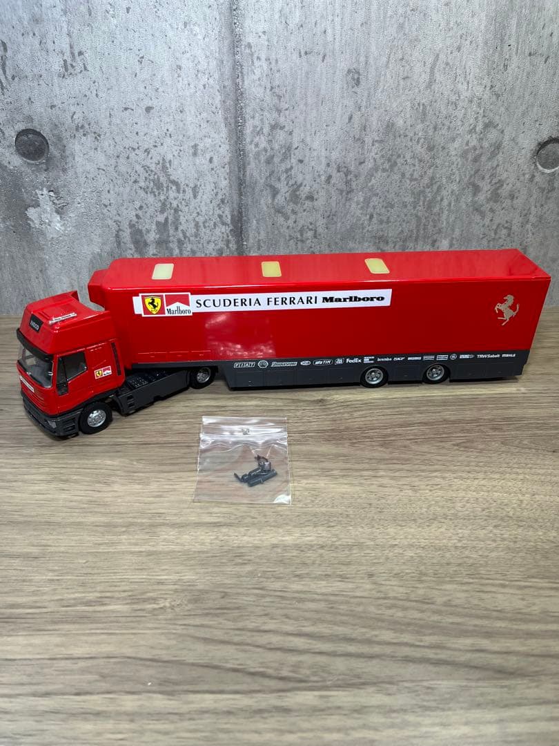 スポーツカー　フェラーリ　トランスポーター　スクーデリア　レーシングトラック