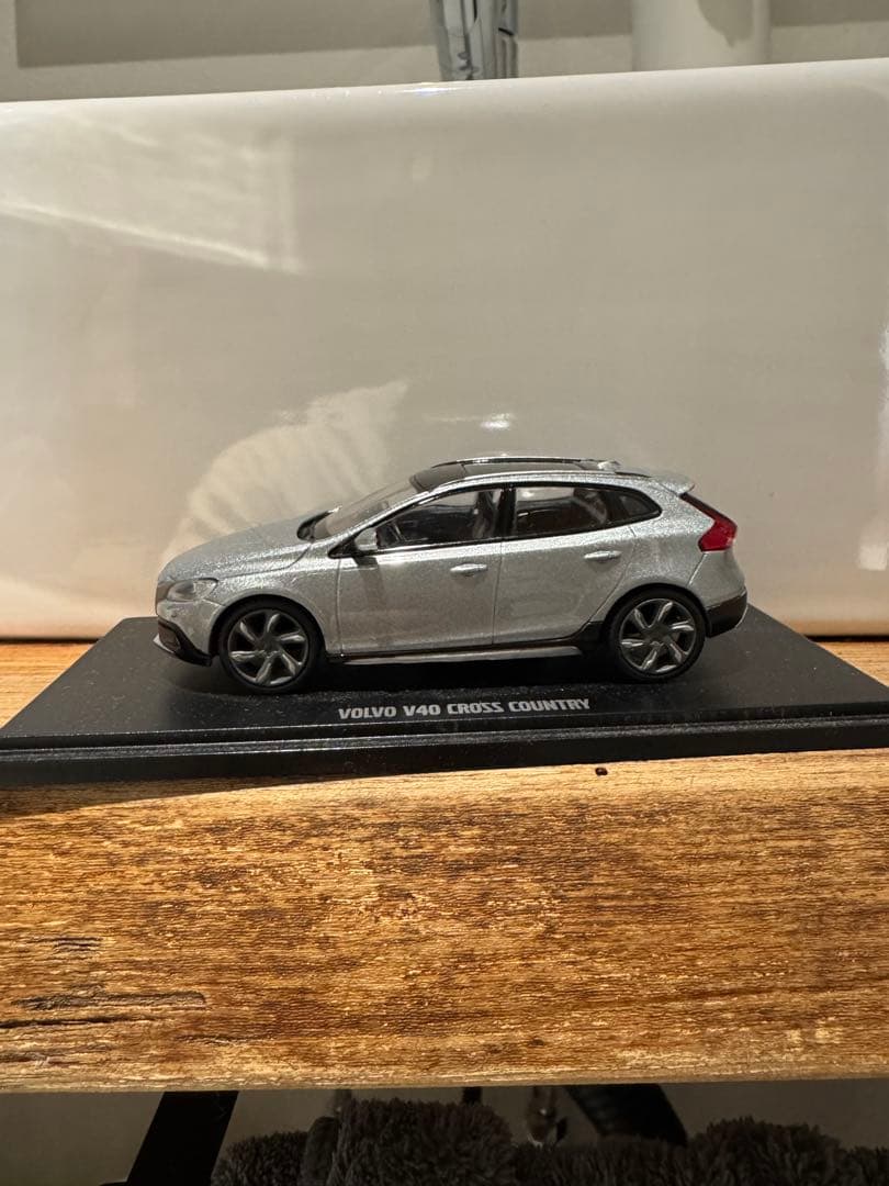 VOLVO V40 CROSS COUNTRY ミニカー