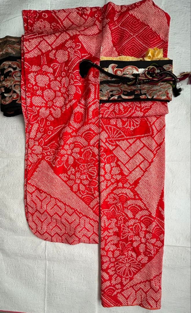 #振袖 #総絞り #レトロ雰囲気 #朱色に近い赤い #菊花刺繍