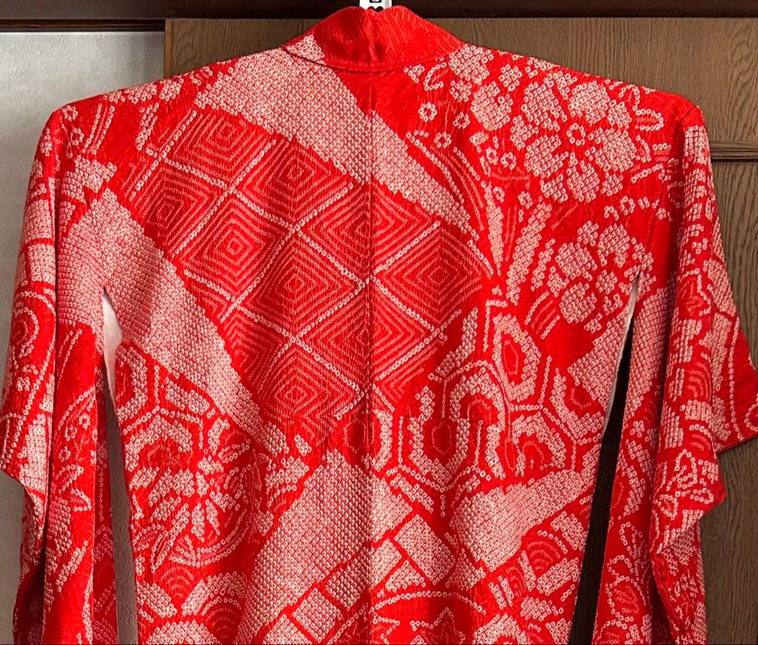 #振袖 #総絞り #レトロ雰囲気 #朱色に近い赤い #菊花刺繍