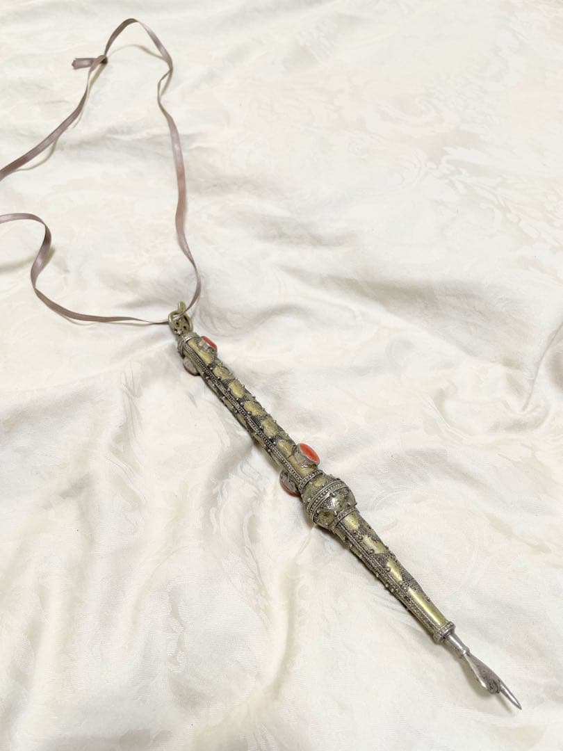 トルクメニスタン トルクメン 装飾品 経典などを指す道具