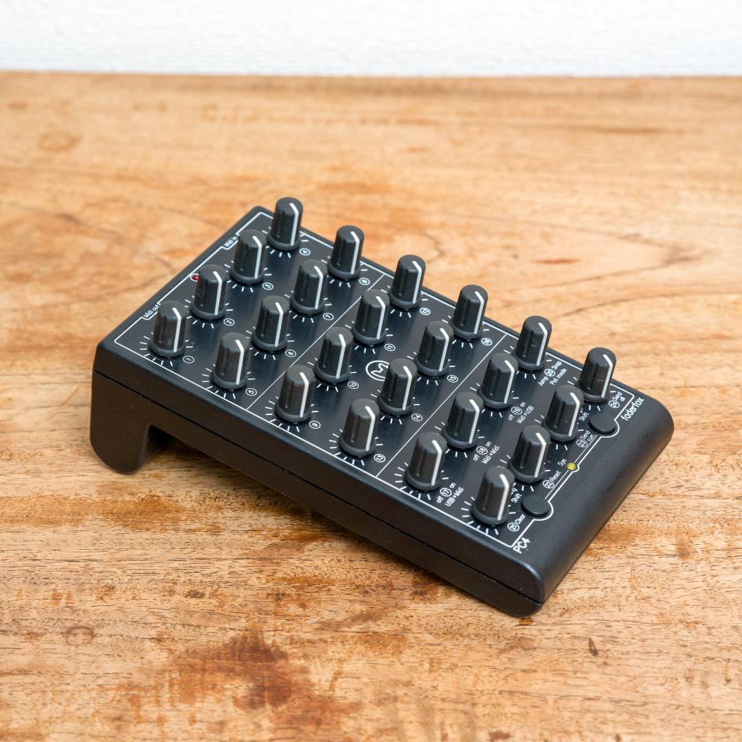 Faderfox PC4 MIDI コントローラー