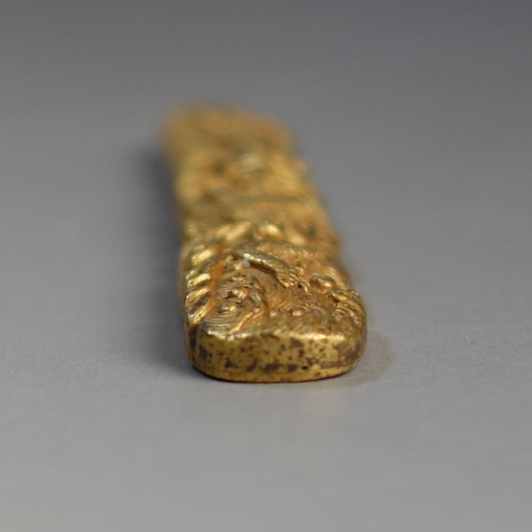 【 銅地 高肉彫 鍍金 波龍図小柄 】 鍔 鐔 小柄 刀装具 骨董 アンティーク