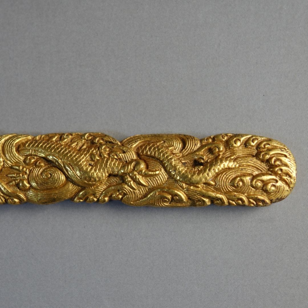 【 銅地 高肉彫 鍍金 波龍図小柄 】 鍔 鐔 小柄 刀装具 骨董 アンティーク