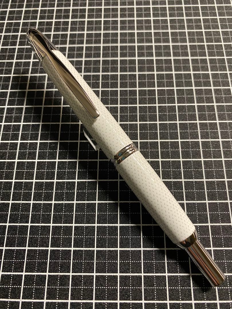 PILOT CAPLESS Kasuri 白　万年筆　字幅M
