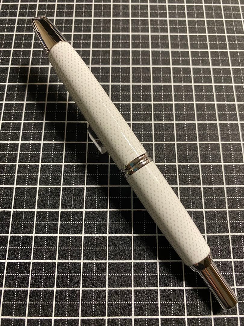 PILOT CAPLESS Kasuri 白　万年筆　字幅M