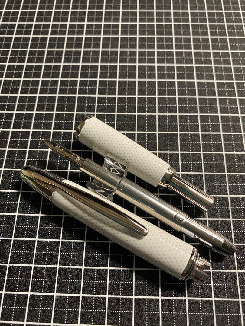 PILOT CAPLESS Kasuri 白　万年筆　字幅M