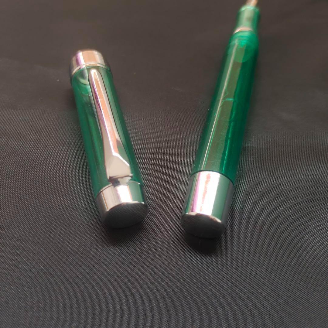 @透明な緑色の万年筆