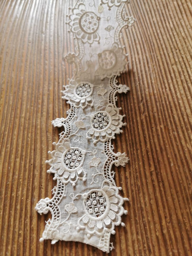 アンティーク ギュピールレース 向日葵刺繍 浮き上る花びら お子様＆人形用付け襟