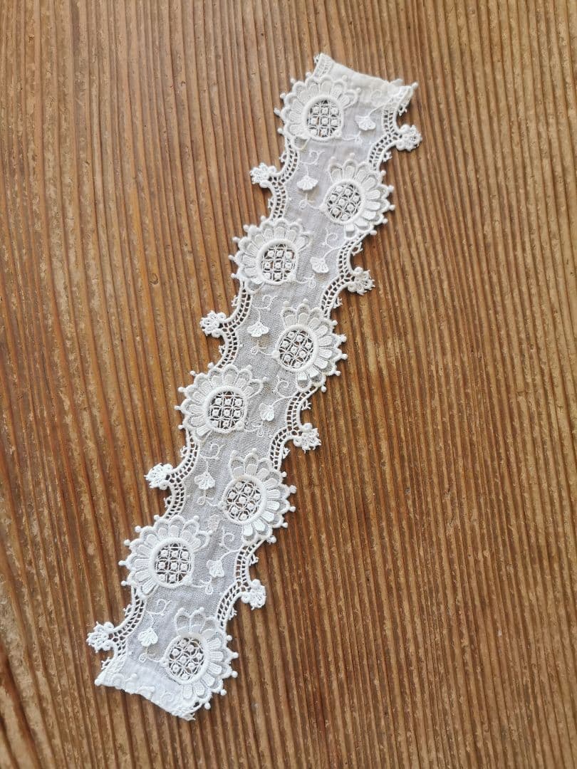 アンティーク ギュピールレース 向日葵刺繍 浮き上る花びら お子様＆人形用付け襟