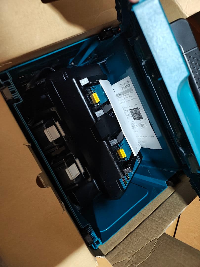 マキタ冷温庫 CW004GZO(オリーブ) パワーソースキット付のフルセット