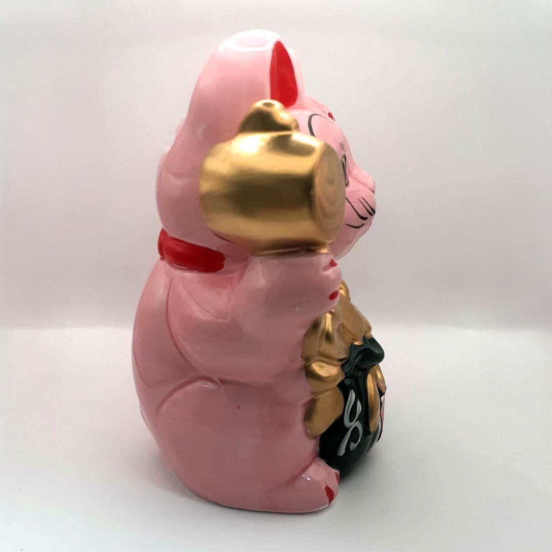 096　レア　瀬戸焼　小槌招き猫 ピンク色　左手上げ　陶器置物　高さ約１５cm