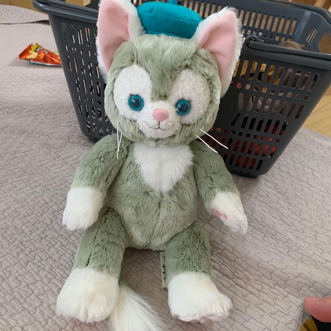 緑色の猫のぬいぐるみ