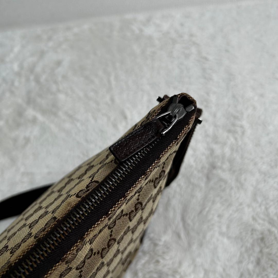 GUCCI 大きめ　メッセンジャーバック　GG柄　キャンバス　斜め掛け　茶色