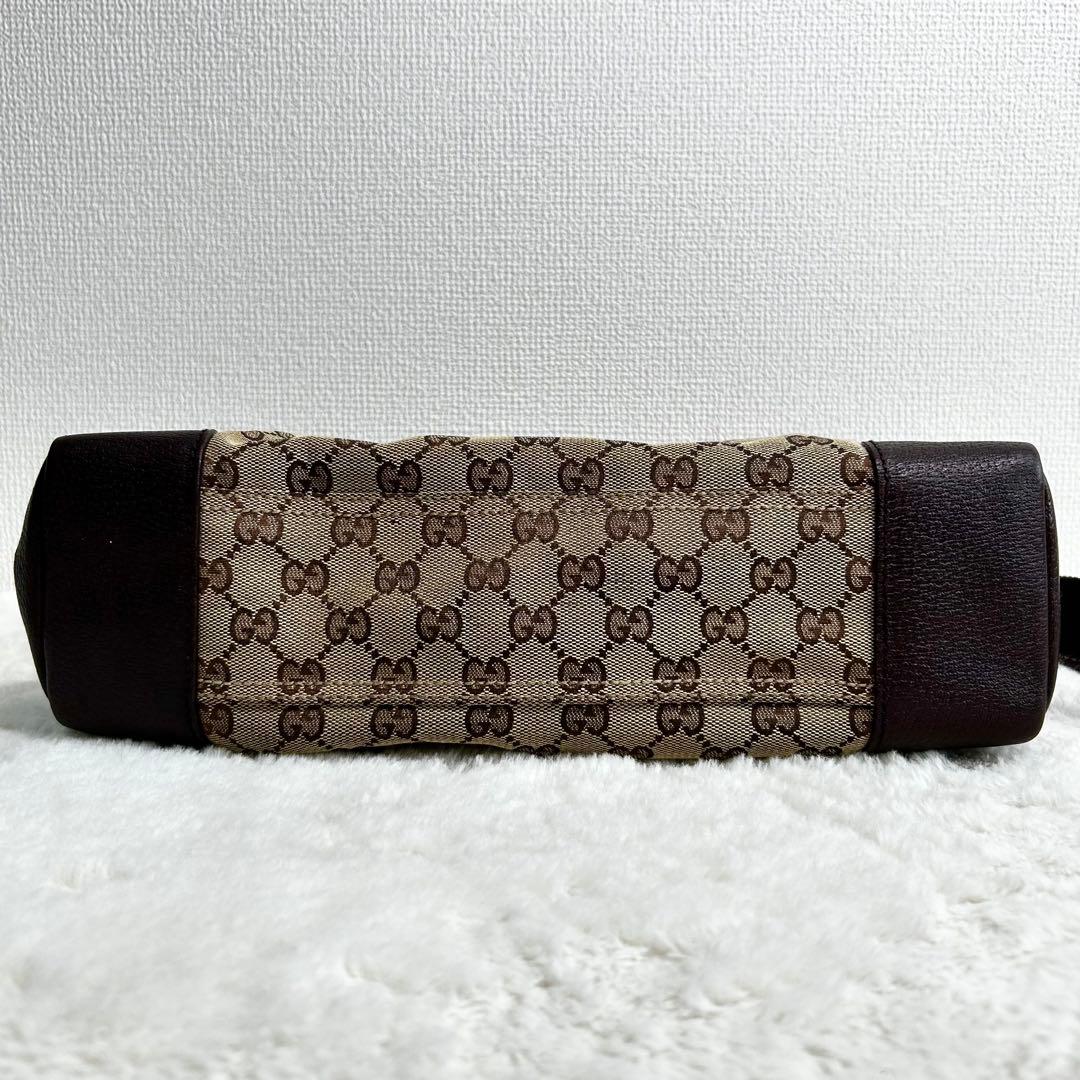 GUCCI 大きめ　メッセンジャーバック　GG柄　キャンバス　斜め掛け　茶色