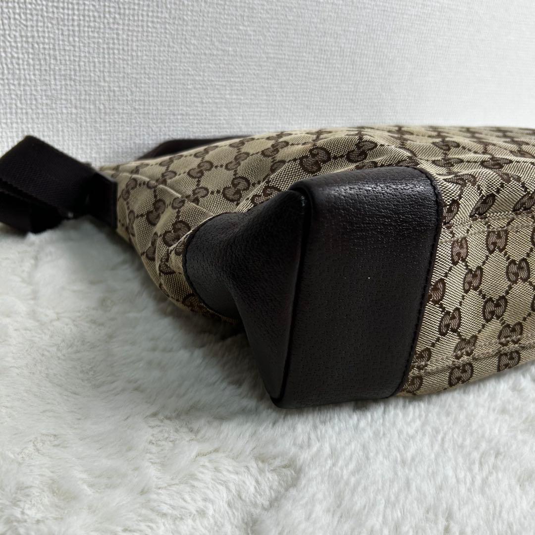 GUCCI 大きめ　メッセンジャーバック　GG柄　キャンバス　斜め掛け　茶色