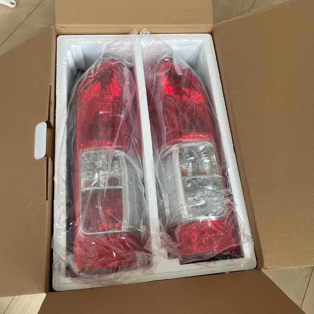 ハイエース　200系　テールランプ　純正