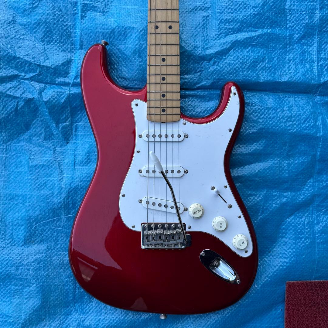 レッドエレキギター シングルコイル搭載