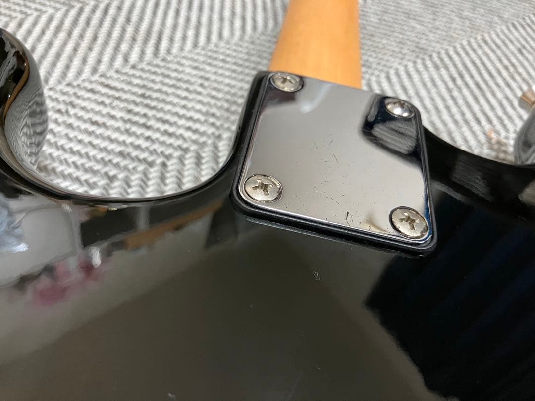 Tiki　エレキギター　ストラト　黒ボディ×鼈甲ピックガード