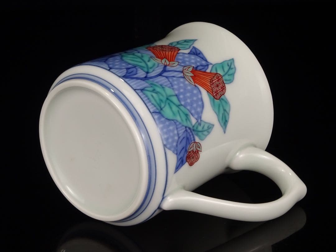 十四代　今泉今右衛門　本人作　色絵　墨はじき　瑞花文　碗　マグカップ　ビアマグ