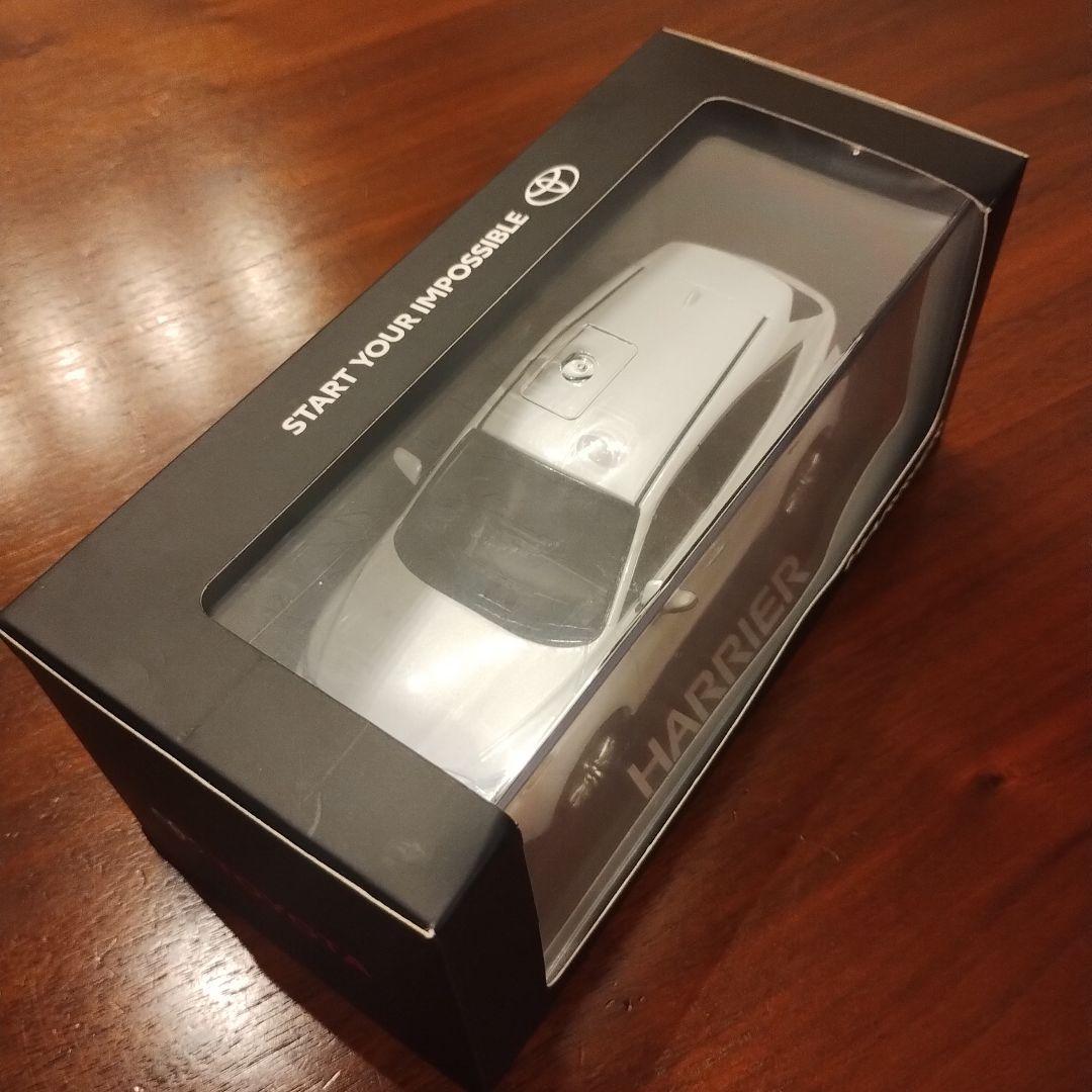 HARRIER　パールホワイト　ミニカー 1/30 　ノベルティ