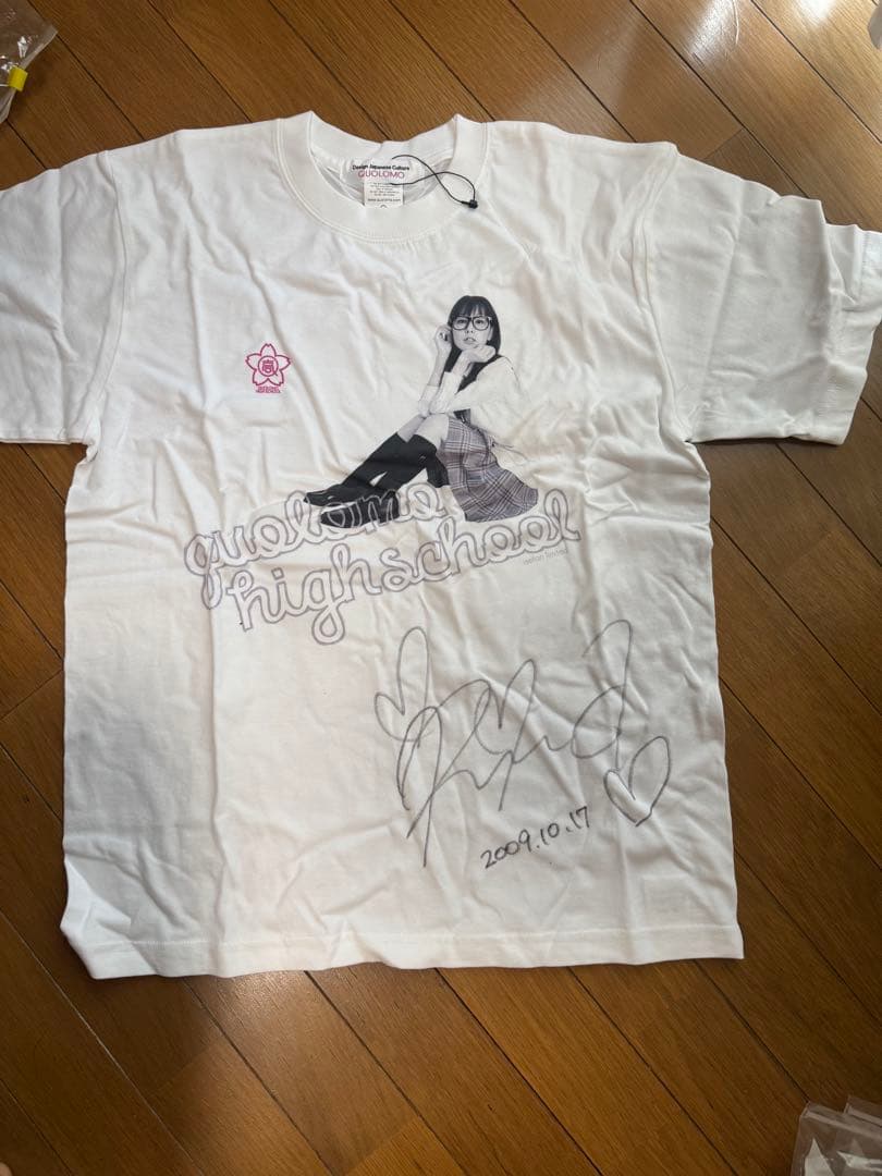 秋山莉奈サイン入りホワイトTシャツ 2009年10月17日、3枚セット。