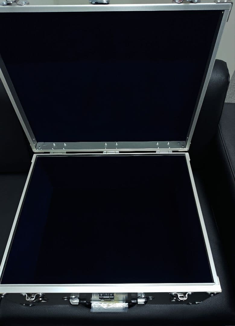 【未使用 美品】アルミ製アタッシュケース シルバー 軽量 頑丈 鍵付き ビジネス