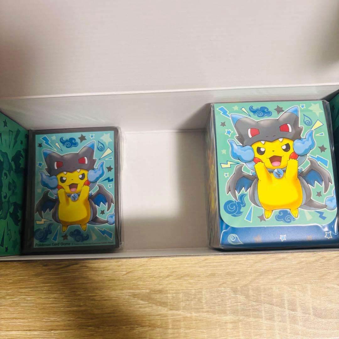 メガリザードンXのポンチョを着たピカチュウ　ストレージ　スリーブ　デッキケース