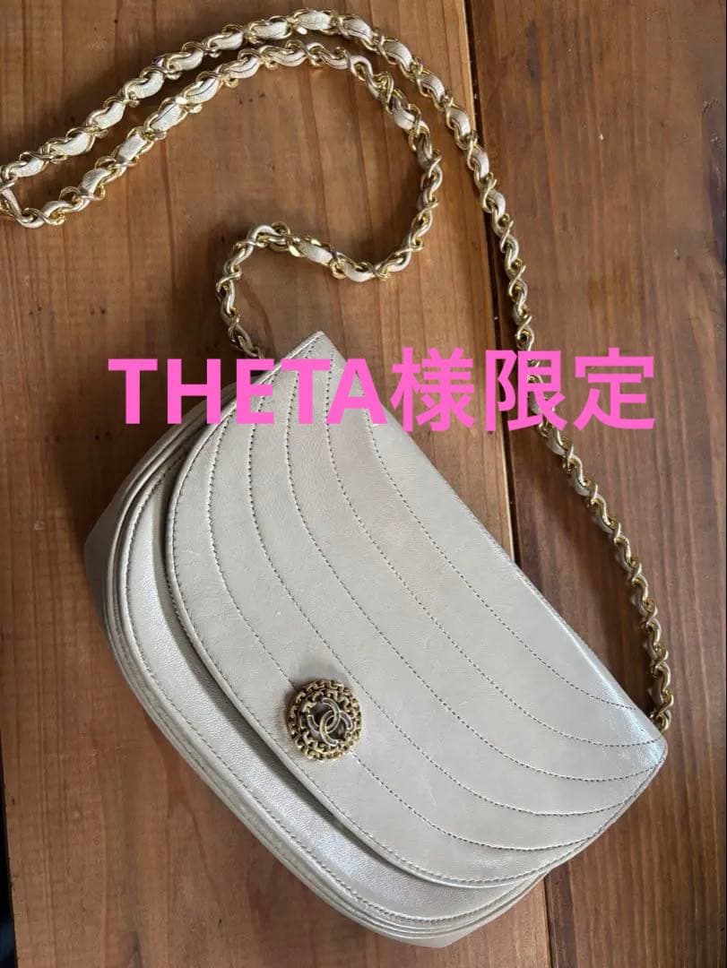 CHANEL ハーフムーンフラップバック