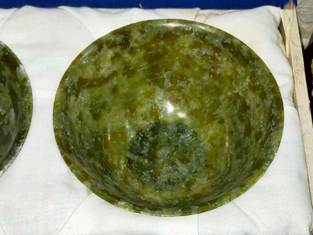 ♥中国♥　玉碗　♥　２個　♥　台　箱付き　玉製　茶碗　骨董　古玩