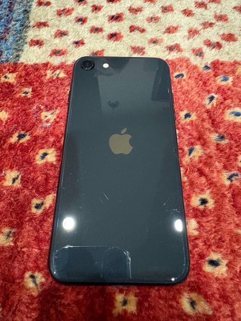 wataru  iphone se 第2世代 黒 64GB