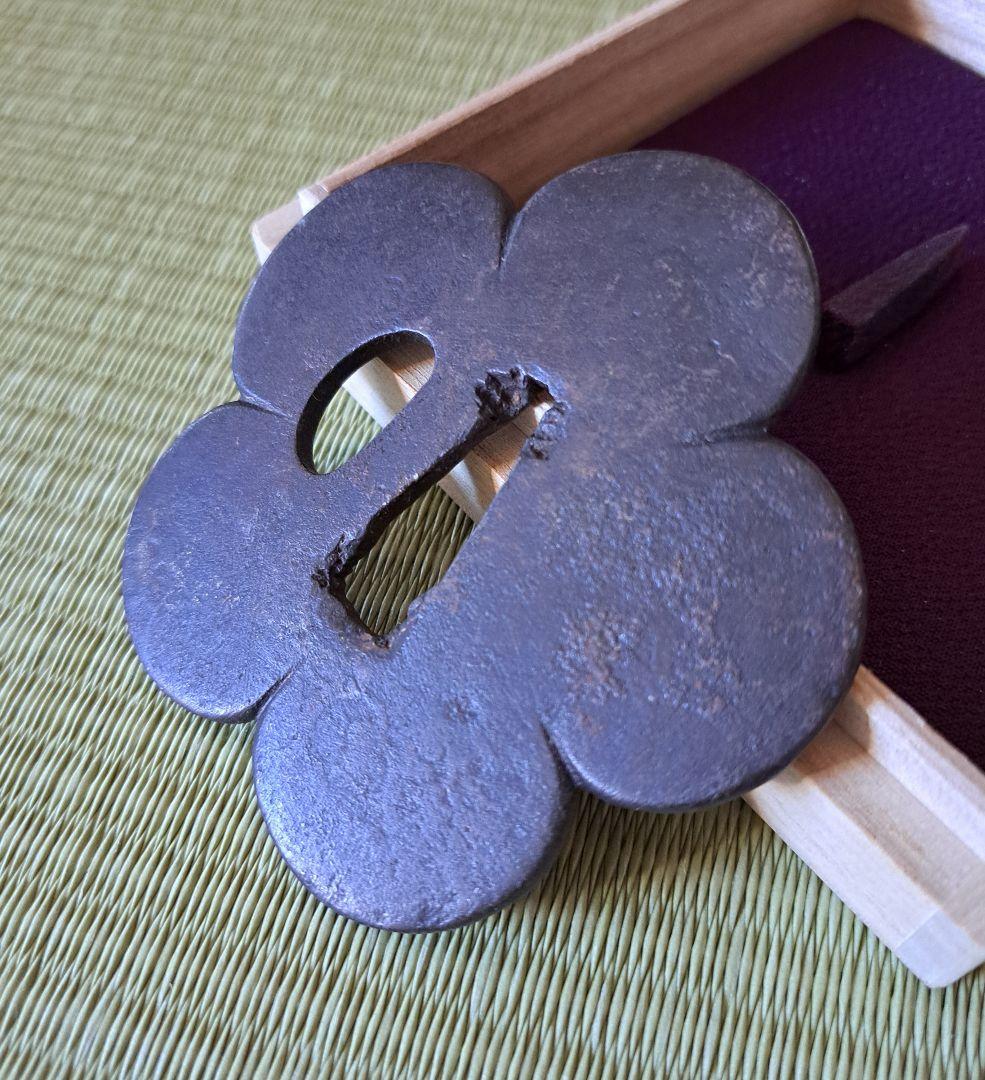 梅花型鉄地鍔 鐔 日本刀 刀 刀装具 時代物 真剣 居合い 古美術 侍 武士道