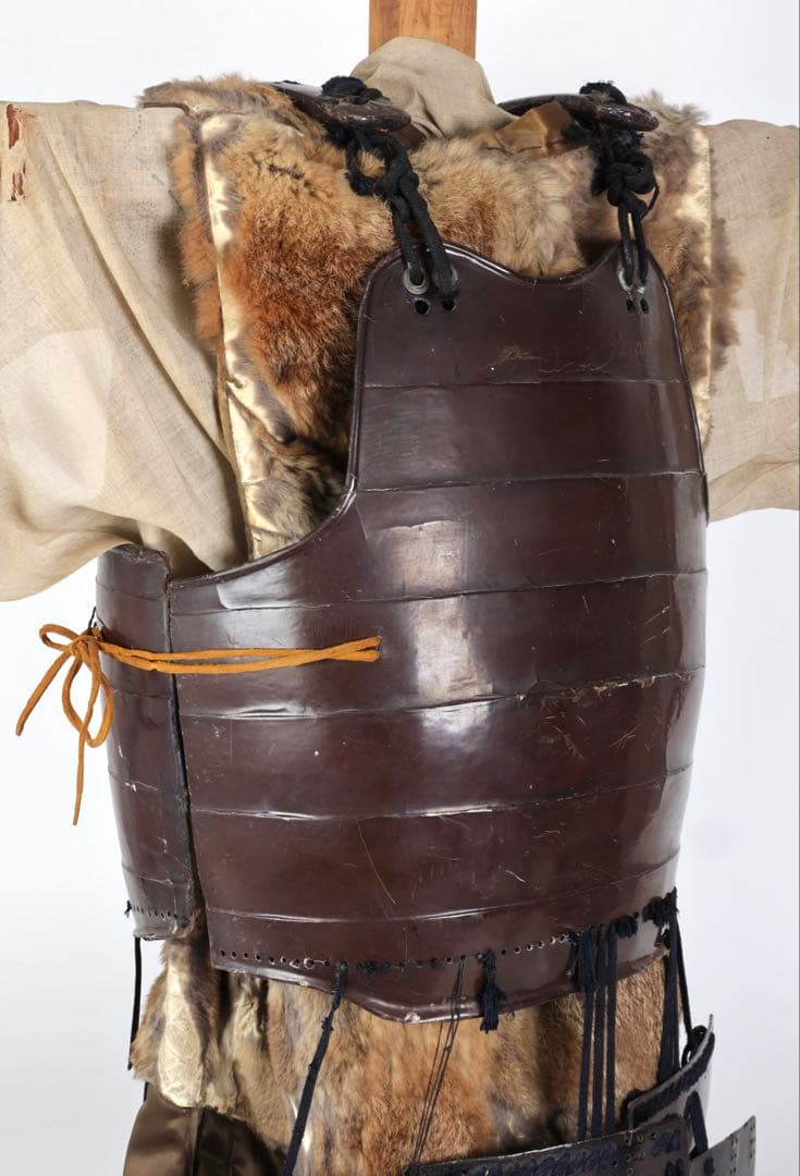 【江戸期】漆塗横剥二枚胴 毛皮羽織 草摺甲冑 鎧 武士具 時代武具 古美術 骨董