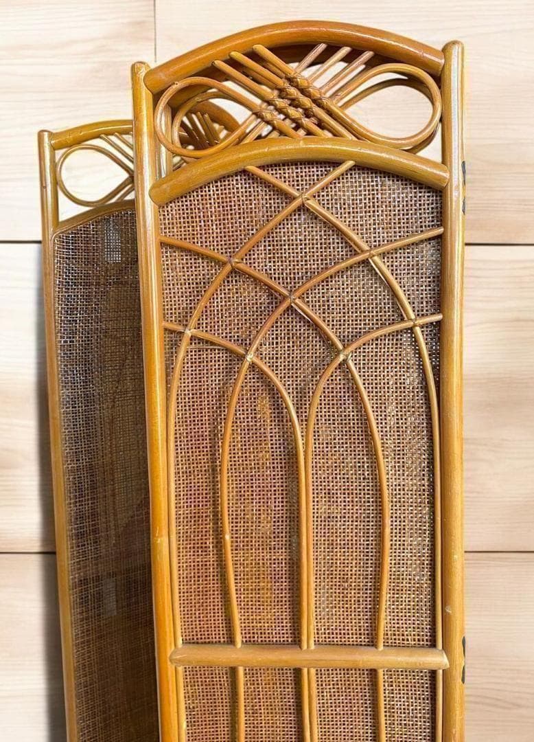 凝ったデザインの高級ラタン4連パーテーション　レトロな雰囲気が逆にモダン