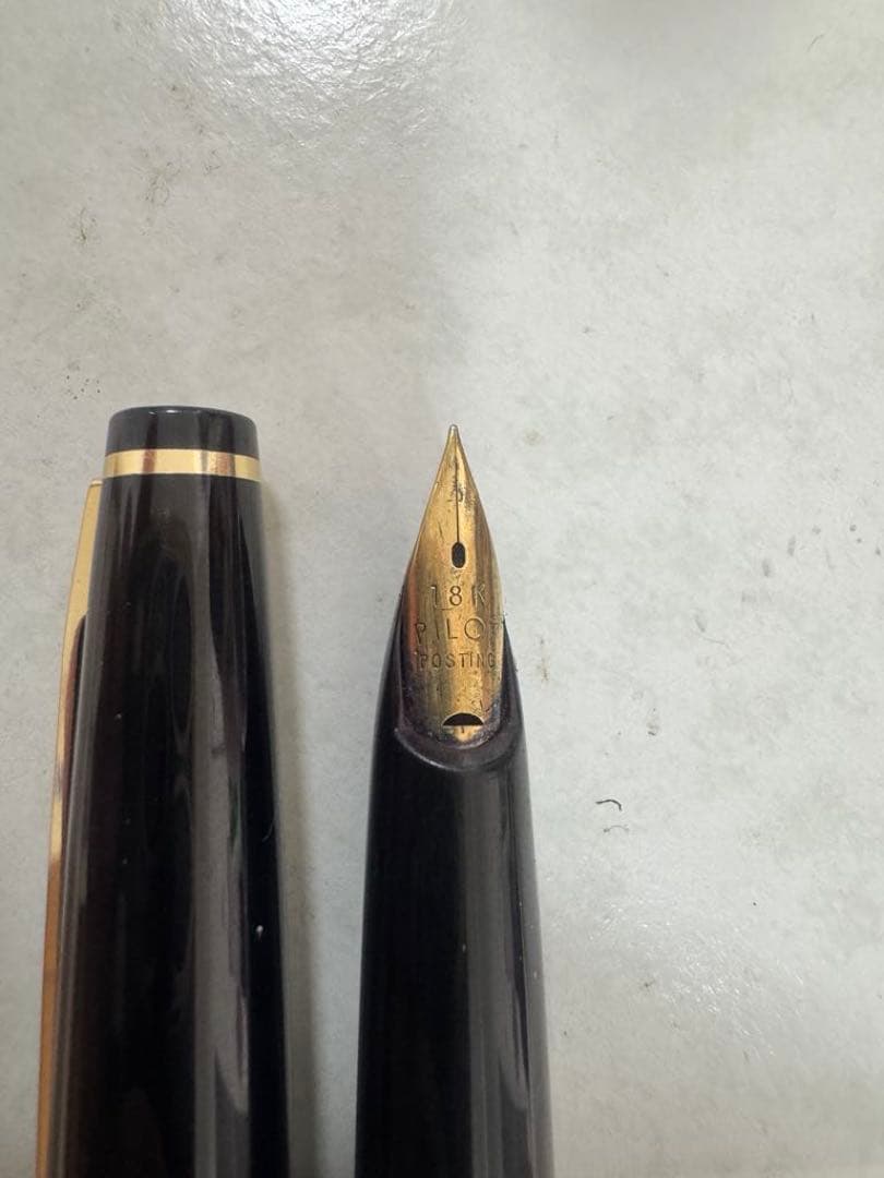 18金ペン先の黒い万年筆