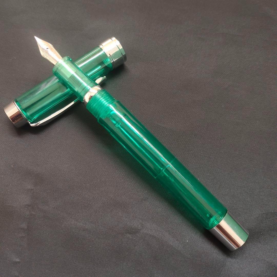 @透明な緑色の万年筆8
