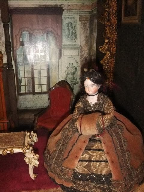 ビクトリアン人形と家具セット　ドールハウス　灯りも点きます