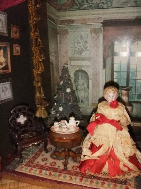 ビクトリアン人形と家具セット　ドールハウス　灯りも点きます