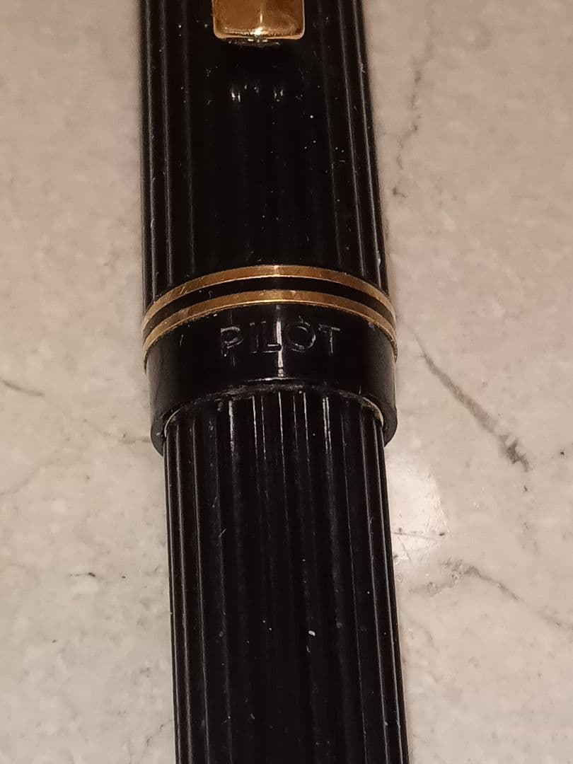 万年筆 黒と金のアクセント、パイロットペン先14K.585