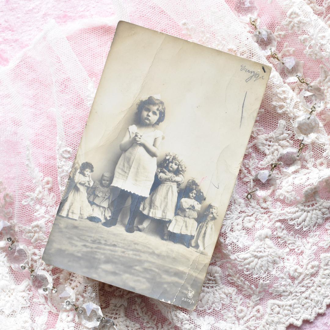 *アンティークポストカード　お人形とお祈りをする可愛い少女*