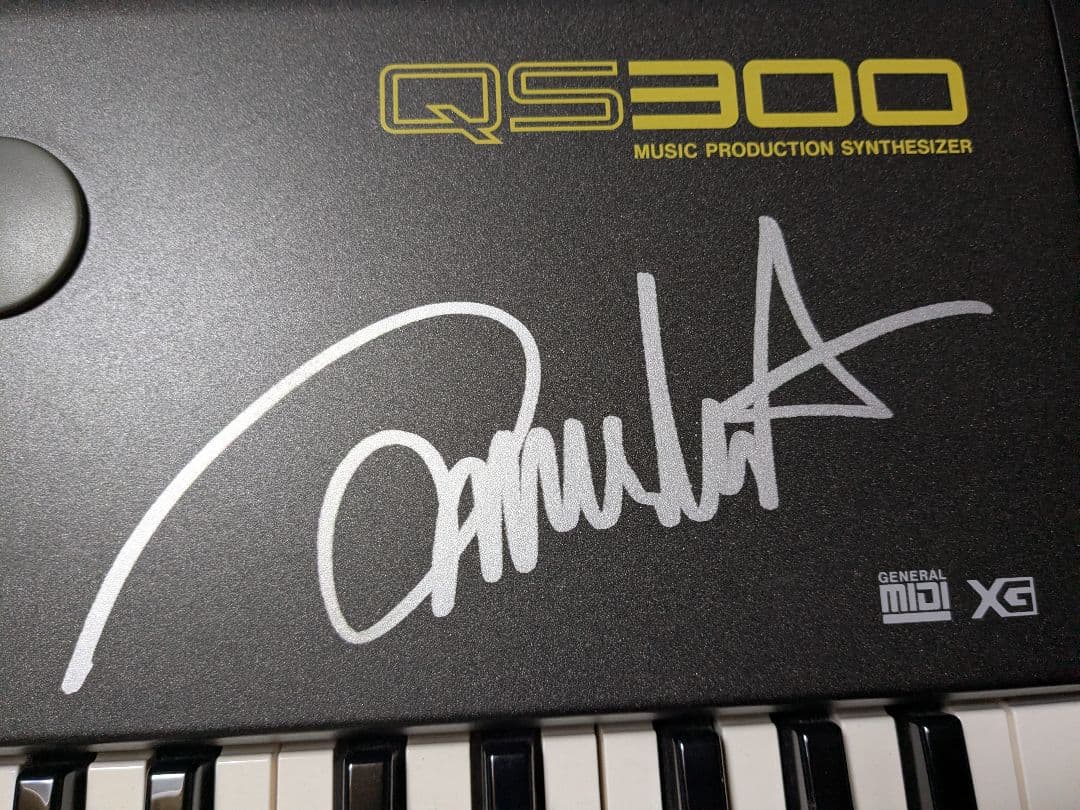 ヤマハ QS300 シンセサイザー USED美品　浅倉大介氏サイン入り