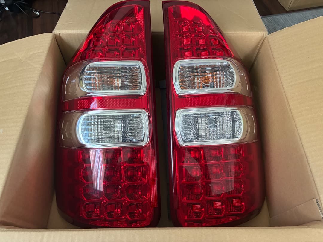 ZRR70系ノア後期用純正テールランプ左右セット