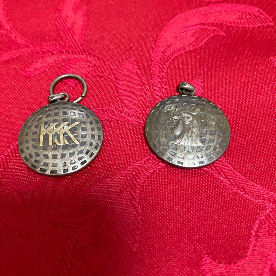 アンティーク　おんどりとKKKのデザインメダル？　ペンダント？