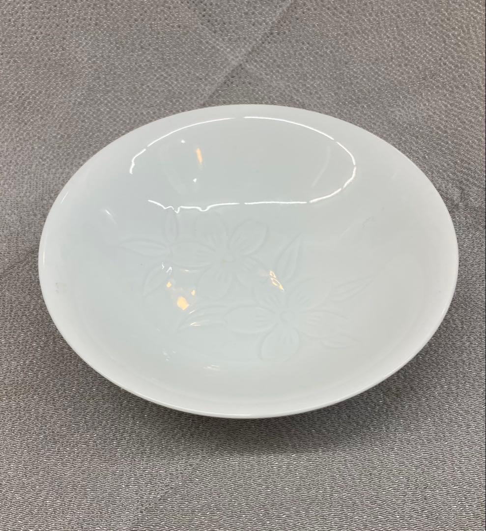 B538b 白磁陰刻花図　小鉢　井上萬二作　人間国宝　有田　菓子器　平茶碗
