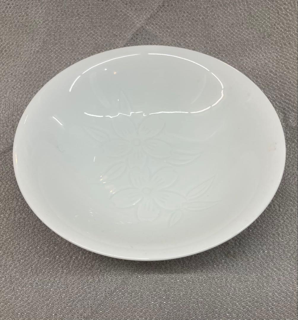 B538b 白磁陰刻花図　小鉢　井上萬二作　人間国宝　有田　菓子器　平茶碗
