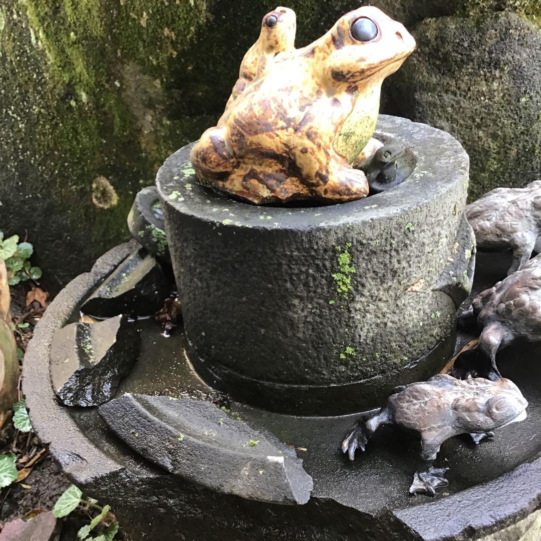 茶引き石臼　破損　庭オブジェ　銅引蛙付