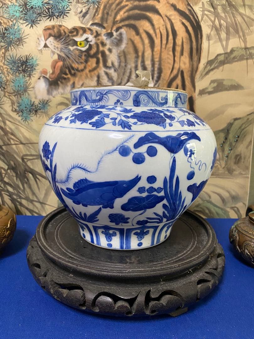 中國古美術青と白の魚模様の陶器置物